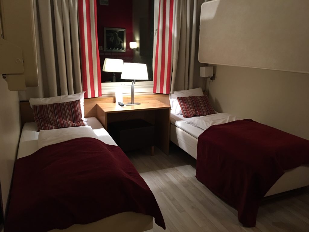 Gardermoen Airport Hotel, Blick in das Zimmer 109. Es bietet Platz für 4 Gäste